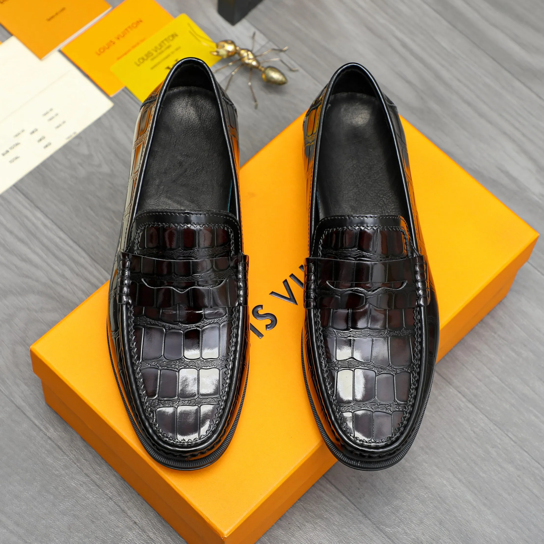 Men's shoes 💰p442 Product trademark: LV (Louis Vuitton) business slip-on leather shoes. Regular size: 38-46 (45.46 is custom-made and non-refundable) Product material: Selected high-quality stone grain cowhide upper, cowhide lining, rubber outsole